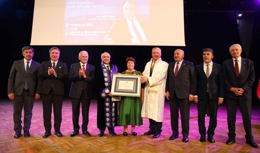 Fahri Diploma Arnavutluk Ankara Eski Büyükelçisi Genci Muçaj'a takdim edildi.