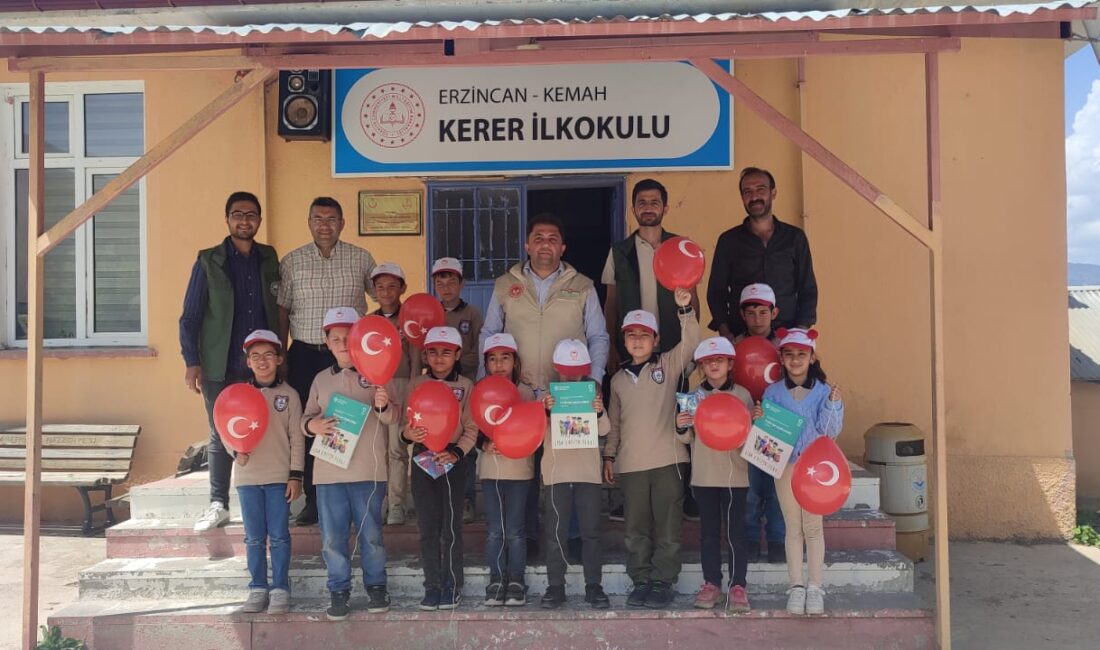 Eğitim sonrasında öğrencilere gıda ile ilgili kitaplar dağıtıldı.