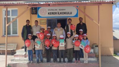 Eğitim sonrasında öğrencilere gıda ile ilgili kitaplar dağıtıldı.