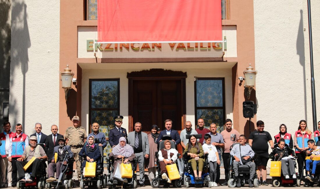 Erzincan’da ihtiyaç sahibi 24 engelli bireye akülü sandalye hediye edildi