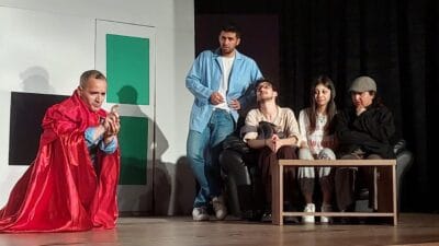 Erzincan Belediyesi’nden Tiyatroseverlere: “Deliler Evi” Ayakta Alkışlandı