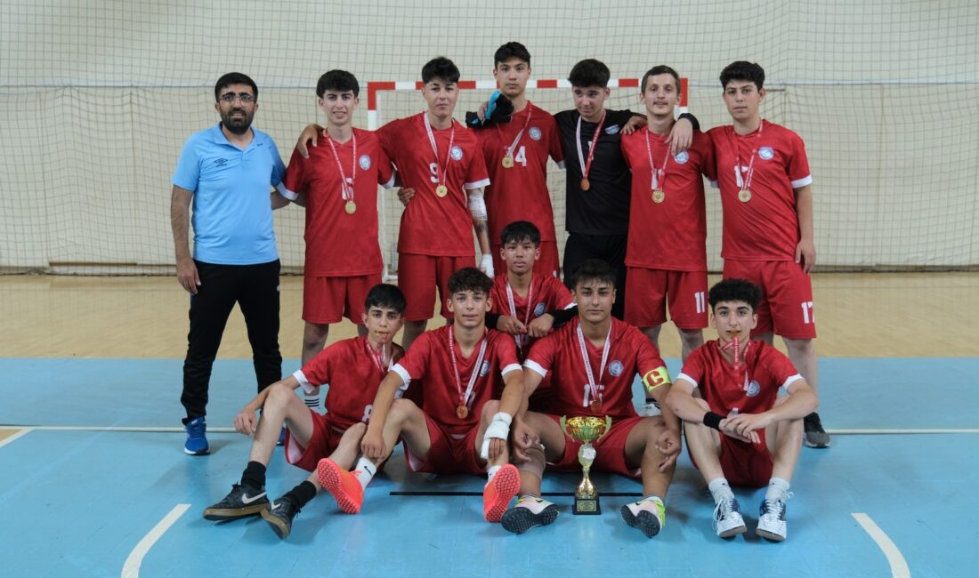 Merkez Yaşar Erkan Spor Salonu'nda oynanan final maçları sonucunda İpekyol