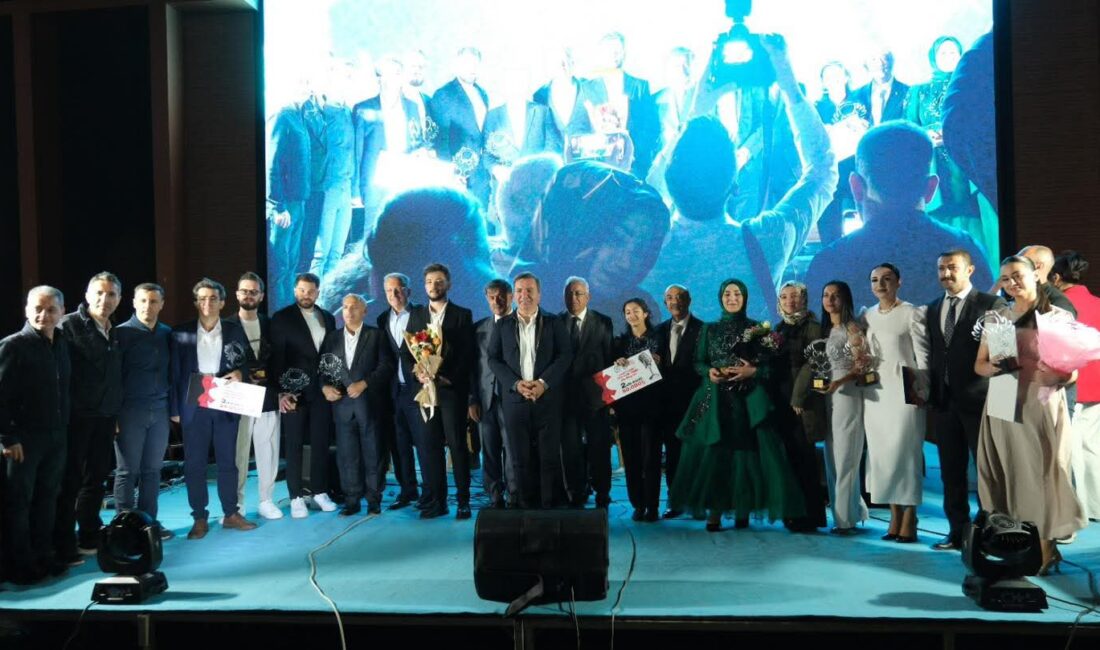 Dörtyol Meydanında gerçekleştirilen “Canlı Sesler Ses Yarışması” final konseri programına