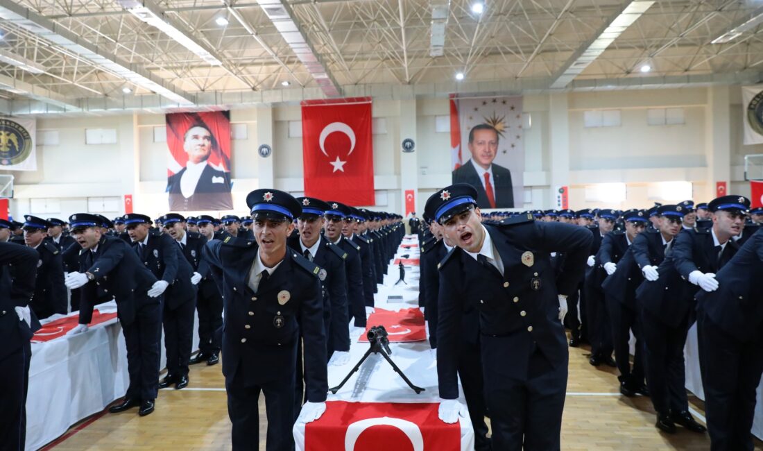 Erzincan Polis Meslek Eğitim Merkezinde (POMEM) eğitimlerini başarıyla tamamlayan 449