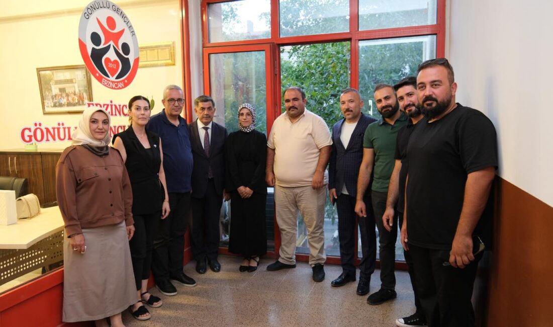 Erzincan Belediye Başkanı Bekir Aksun, Erzincan Gönüllü Gençler Derneği’ni ziyaret