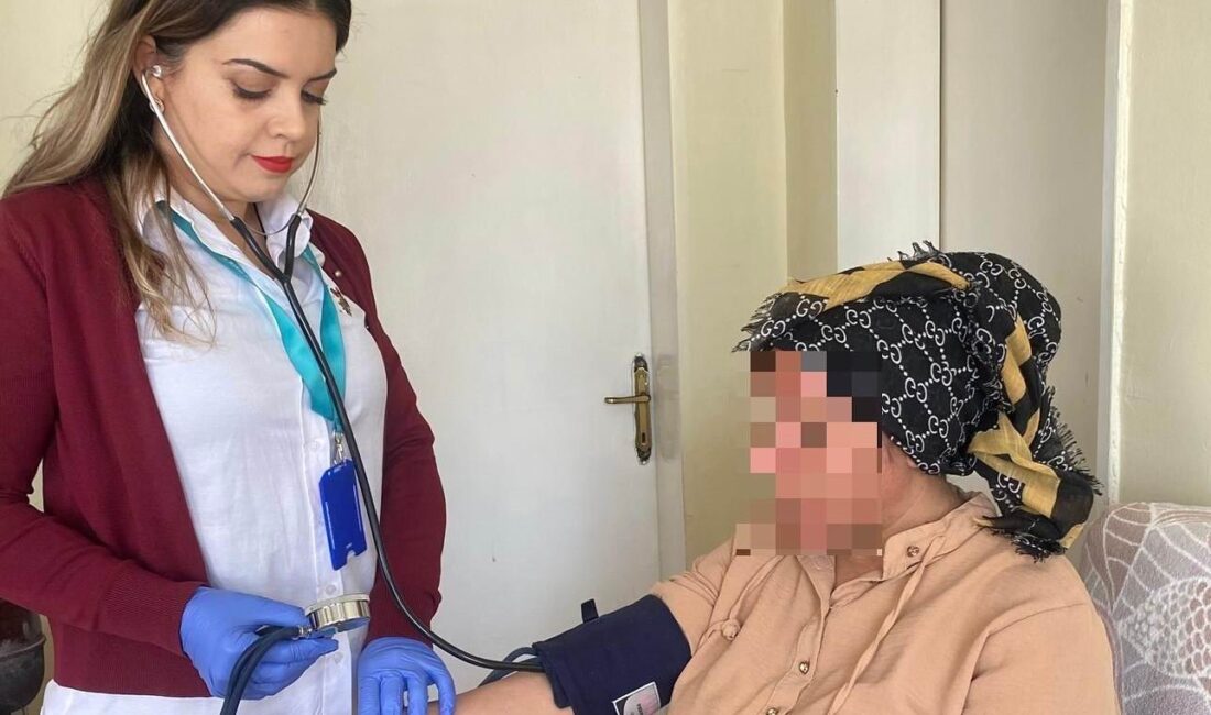 Anne ve bebek sağlığının korunması için sürdürülen bu ev ziyaretleri,