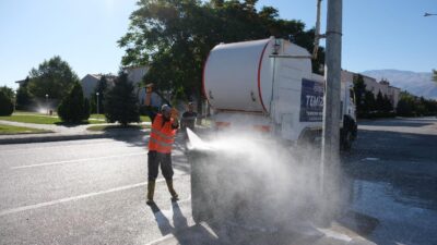 Çöp konteynerleri düzenli aralıklarla yıkanarak temizlik çalışmaları gerçekleştiriliyor.