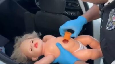 Oyuncak Bebek İçinden Bonzai Çıktı Erzincan’da oyuncak bebeğin içerisine saklanmış toplamda 49 bin 500 kullanımlık
