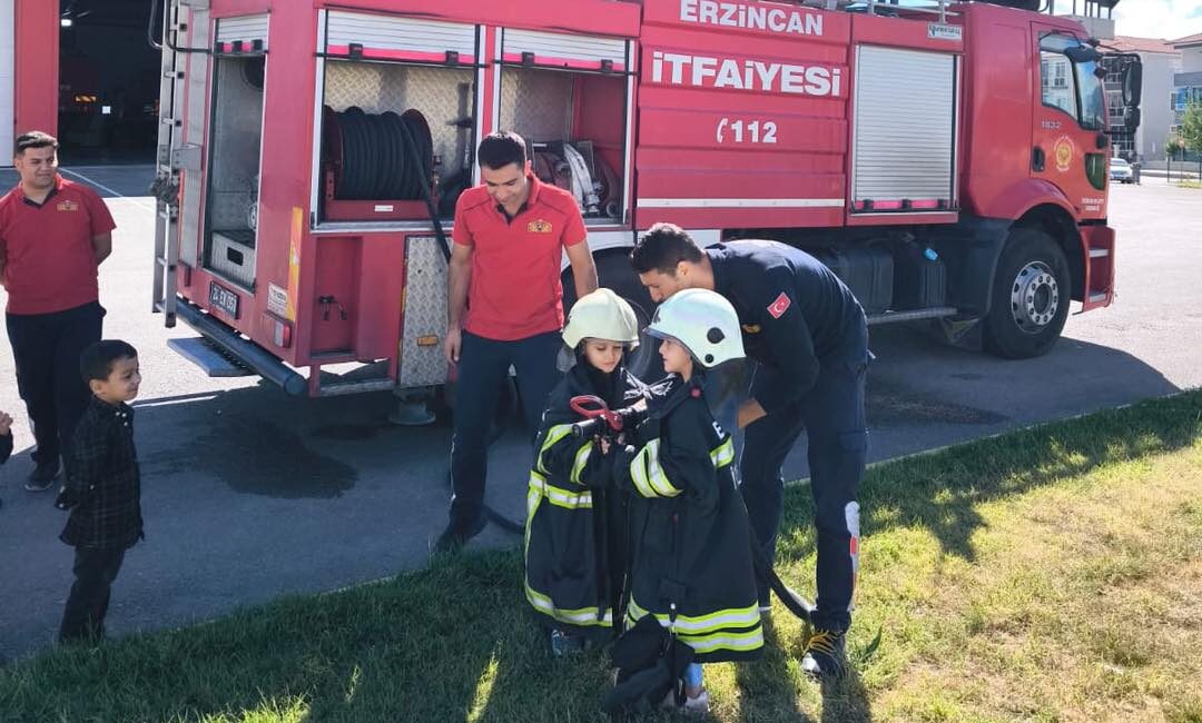 Anaokulu öğrencileri İtfaiye Haftası dolayısıyla, İtfaiye Müdürlüğü’nü ziyaret etti. 