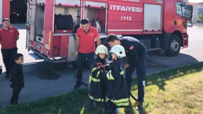 Anaokulu öğrencileri İtfaiye Haftası dolayısıyla, İtfaiye Müdürlüğü’nü ziyaret etti. 