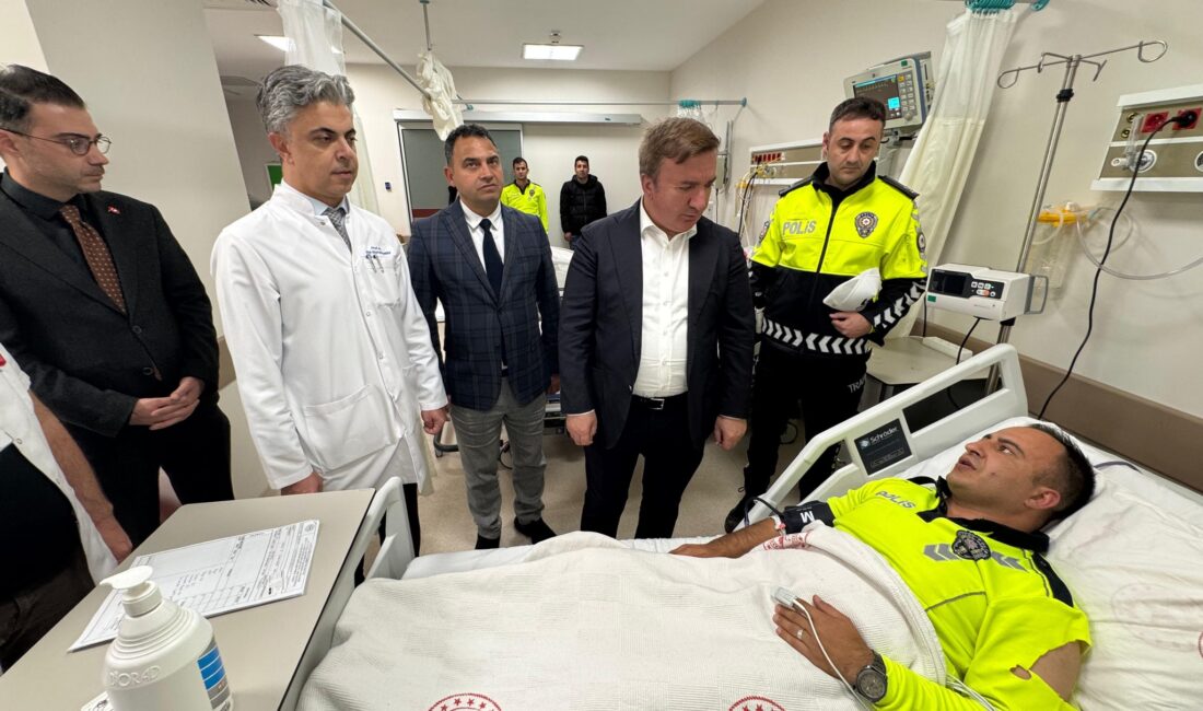 Erzincan’da kaza yapan ekip aracındaki 3 polis memuru yaralandı.