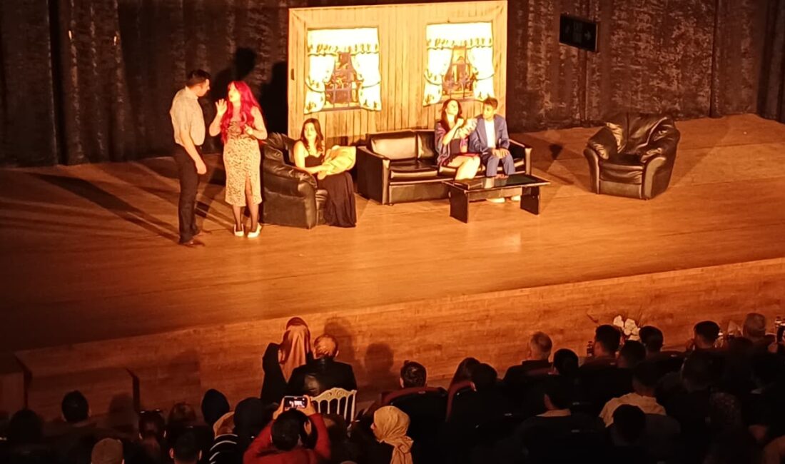 İçinizden Birileri İzleyici İle Buluştu Tiyatro Anka'nın merakla beklenen oyunu "İçinizden Birileri", 13 Kasım Perşembe