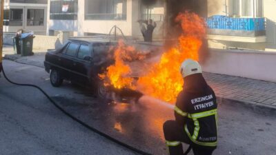 Erzincan’da yanan otomobil kullanılamaz hale geldi.