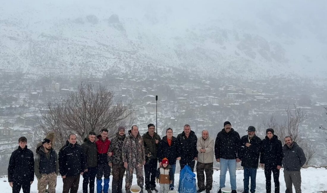 Erzincan’ın Kemaliye ilçesinde etkili olan yoğun kar yağışı nedeniyle yiyecek