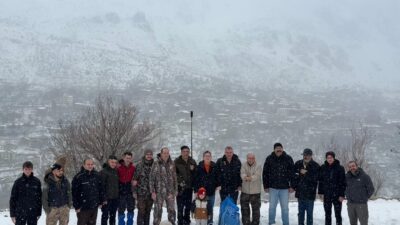 Erzincan’ın Kemaliye ilçesinde etkili olan yoğun kar yağışı nedeniyle yiyecek