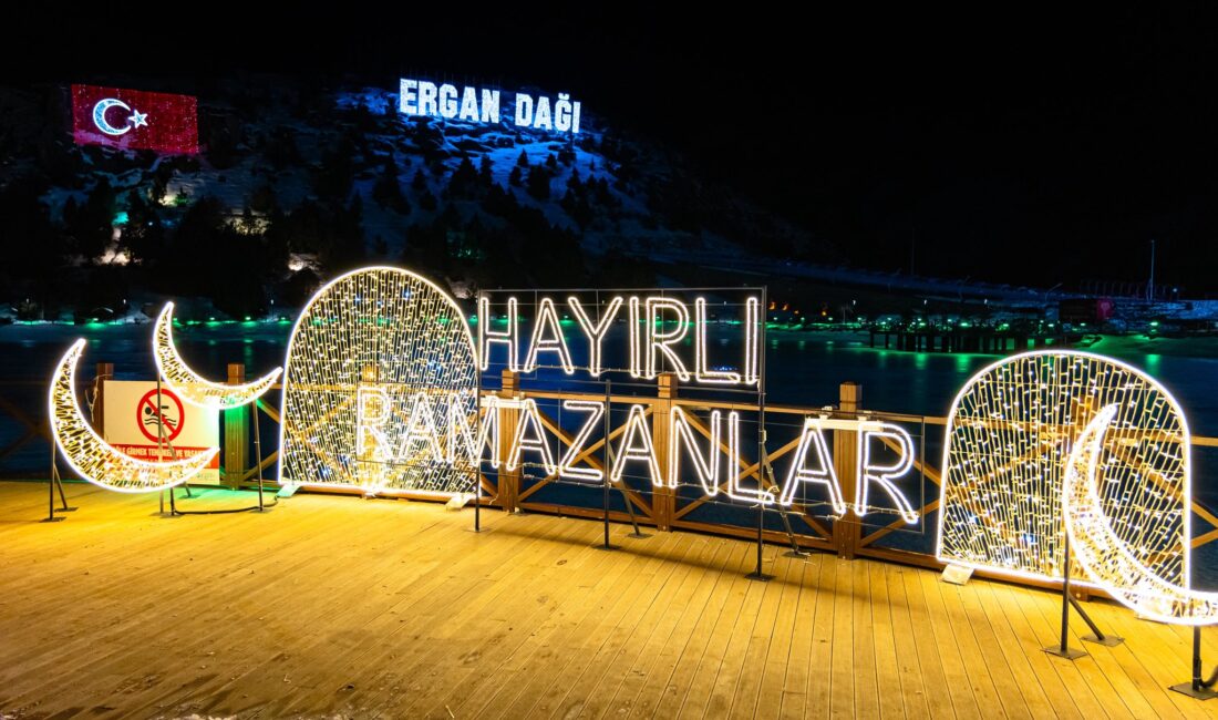 Ergan Dağı Kayak Merkezi’ne Ramazan Mahyaları Yerleştirildi Erzincan’da Ramazan ayının manevi atmosferi, Ergan Dağı Kayak Merkezi’nde kurulan