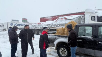 Erzincan’da etkisini sürdüren yoğun kar yağışı nedeniyle Erzincan–Sivas Karayolu üzerinde