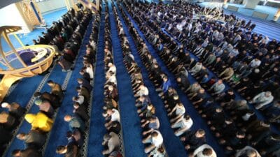 2026 Ramazan ayının sonuna yaklaşırken Ramazan Bayramı'nın ilk günü kılınacak