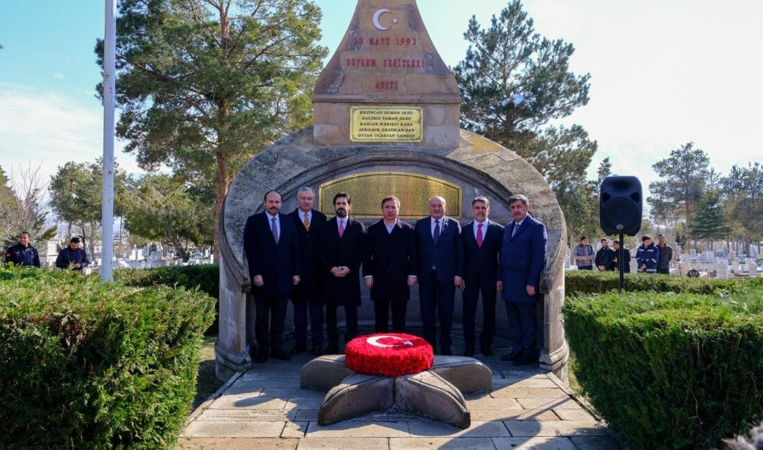 Erzincan’da Depremde Hayatını Kaybedenler Unutulmadı 1992 Erzincan Depreminin 34. yıl dönümünde, depremde hayatını kaybeden vatandaşlar