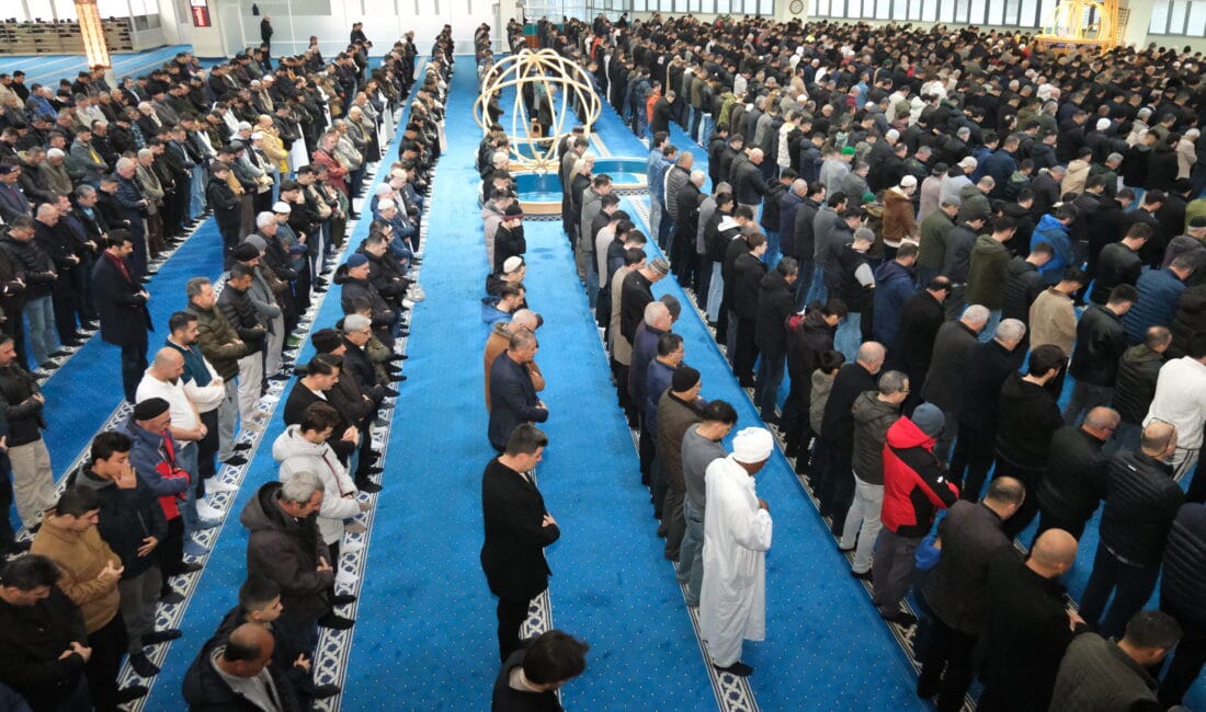 Ramazan Bayramı dolayısıyla Erzincan’da vatandaşlar bayram namazı için camilere akın