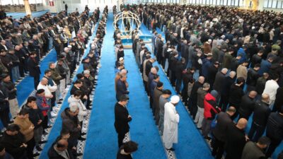 Ramazan Bayramı dolayısıyla Erzincan’da vatandaşlar bayram namazı için camilere akın