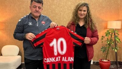 24 Erzincanspor’un İzmir kampında anlamlı ve duygusal bir buluşma gerçekleşti.