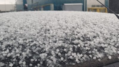 Erzincan’da öğleden sonra etkili olan sağanak yağış, bazı bölgelerde dolu