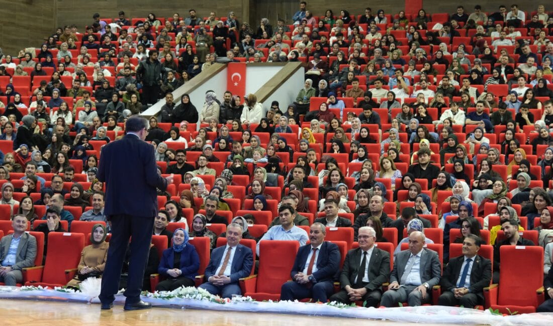 Erzincan Gençlik ve Spor Bakanlığı (GSB) yurtlarında düzenlenen “Çınaraltı Söyleşileri”