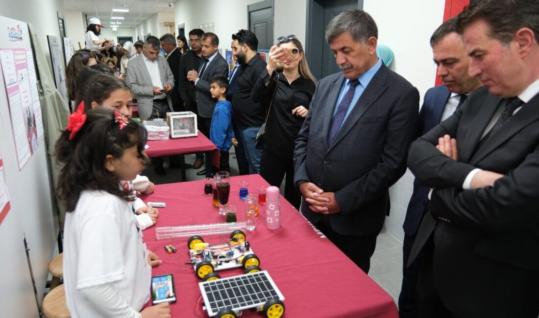Erzincan’da Mehmetçik Ortaokulu tarafından hazırlanan TÜBİTAK 4006-B Bilim Fuarı, yoğun