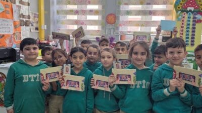 Öğrenciler Okudukları Kitapla Akranlarına mesaj gönderdiler.