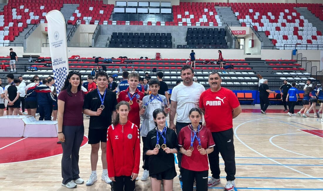 Çanakkale’de düzenlenen Sporcu Eğitim Merkezleri (SEM) Arası Türkiye Badminton Şampiyonası’nda