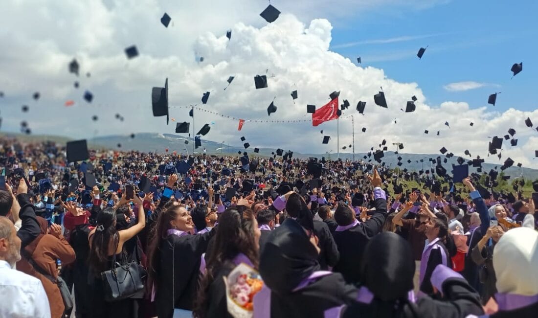 Erzincan Binali Yıldırım Üniversitesi (EBYÜ), 2025-2026 akademik yılı mezunlarını düzenlenen