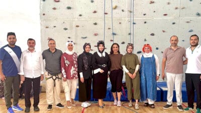 Erzincan’da yaz tatili etkinlikleri kapsamında düzenlenen spor programında yaklaşık 100