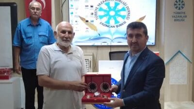 Türkiye Yazarlar Birliği Erzincan Şubesi Kültür Evi'nde düzenlenen görkemli şiir