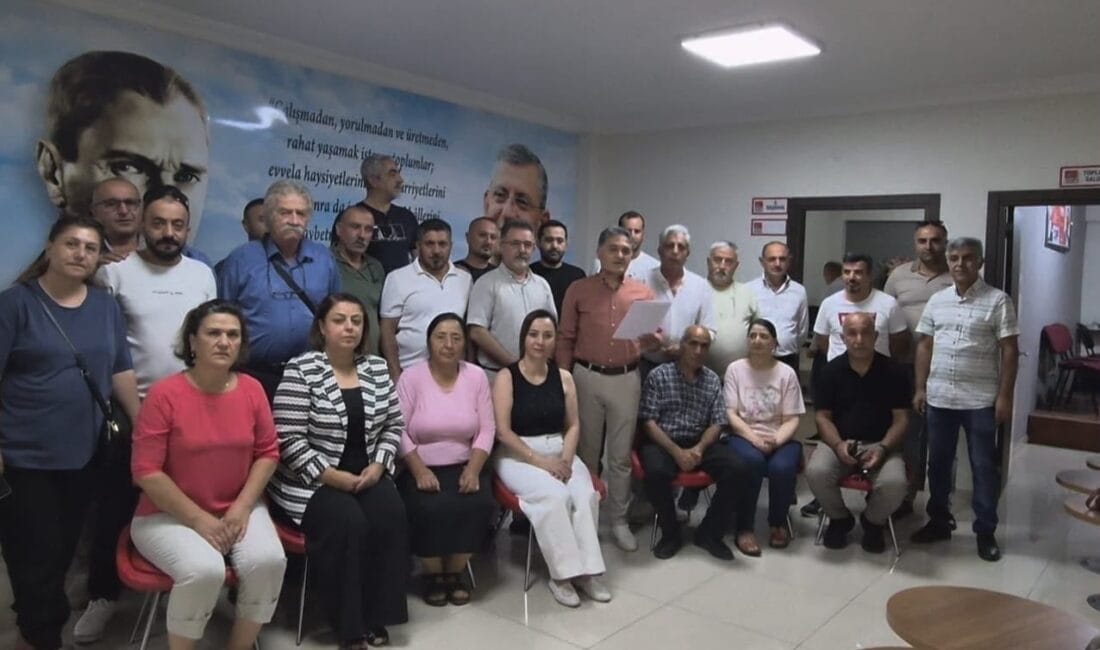 CHP Erzincan Teşkilatında Toplu İstifa: Çok Sayıda Yönetici ve Belediye Başkanı Partiden Ayrıldı Cumhuriyet Halk Partisi (CHP) Erzincan İl Başkanlığı'nda gerçekleştirilen istişare toplantısının