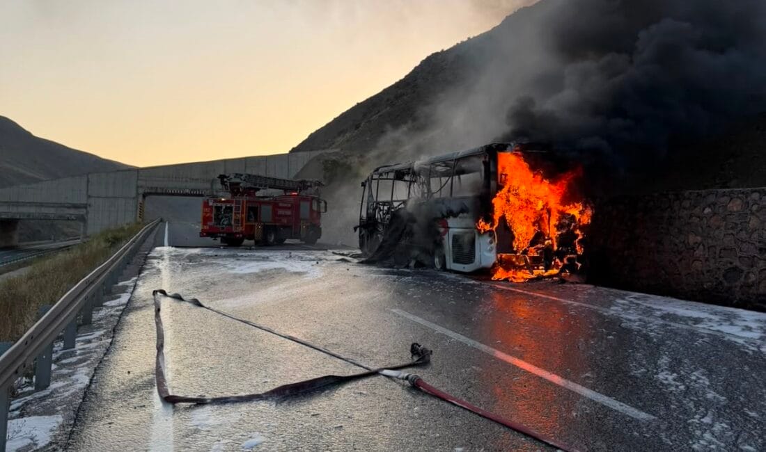 Erzincan-Sivas karayolunda seyir halindeyken motor bölümünden dumanlar yükselen boş yolcu