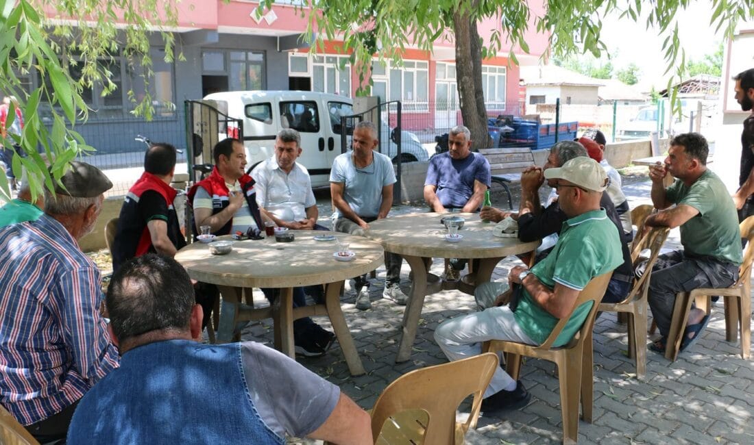 Erzincan İl Tarım ve Orman Müdürü Alper Koçaker, Uluköy'de üreticilerle