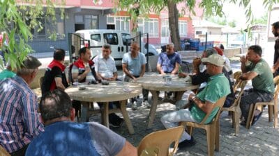 Erzincan İl Tarım ve Orman Müdürü Alper Koçaker, Uluköy'de üreticilerle