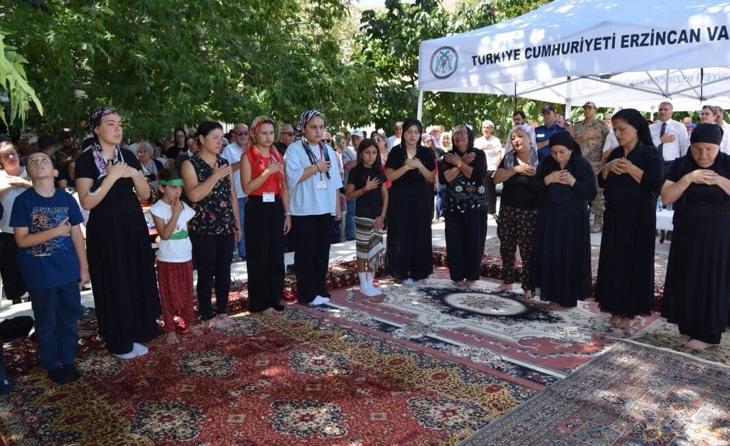 Erzincan'ın Kemaliye ilçesine bağlı Ocak Köyü'nde, Hıdır Abdal Sultan Ocağı