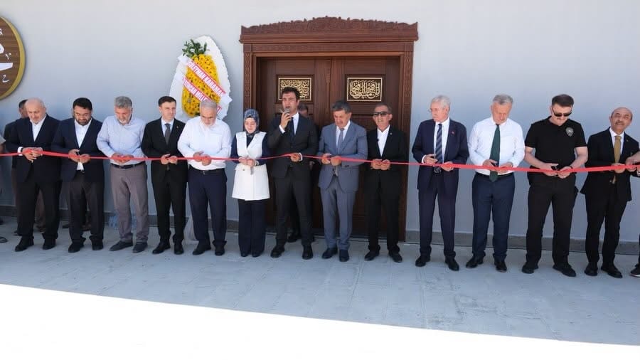 Kahraman Tanoğlu Camii Dualarla İbadete Açıldı Erzincan’da hayırsever iş insanı Ahmet Tanoğlu tarafından merhum babası Kahraman