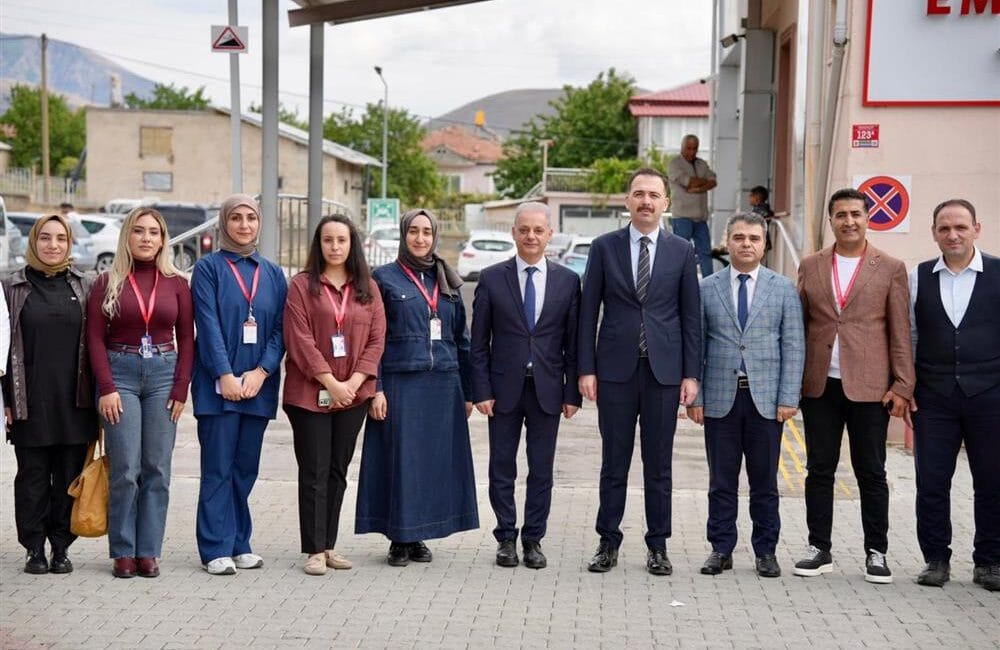 Kaymakam Hökelekli ve Sağlık Müdürü Tekin’den Hastaneye Ziyareti Üzümlü Kaymakamı Hacı Osman Hökelekli ile Erzincan İl Sağlık Müdürü